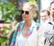 Heidi klum superbe dans un micro-short en jean associé à des espadrilles rouges et une veste crème fleurie signée Tibi.