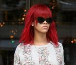 Rihanna sort de son hôtel le Plaza Athenée, à Paris, le 8 octobre 2010