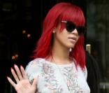 Rihanna sort de son hôtel le Plaza Athenée, à Paris, le 8 octobre 2010