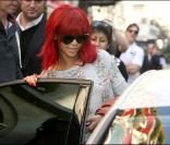 Rihanna sort de son hôtel le Plaza Athenée, à Paris, le 8 octobre 2010
