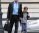 Michael Douglas emmène sa fille Carys à l'école, New York le 7 octobre 2010