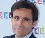 David Pujadas est pris à parti dans Fin de concession, de Pierre Carles, taxé d'être à la solde des puissants et insulté par Jean-Luc Mélenchon. France Télévisions répond et défend son journaliste...