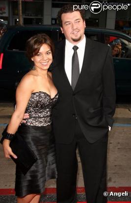 Danny McBride avec sa compagne Gia Ruiz posent lors d'une avant-première en mai 2009 à Los Angeles 
