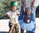 Camila Alves, à Malibu, se promène avec ses deux enfants Vida et Levi. Octobre 2010