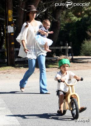 Camila Alves, à Malibu, se promène avec ses deux enfants Vida et Levi. Octobre 2010