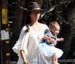 Camila Alves, à Malibu, se promène avec ses deux enfants Vida et Levi. Octobre 2010