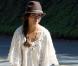 Camila Alves, à Malibu, se promène avec ses deux enfants Vida et Levi. Octobre 2010