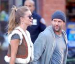 Jason Statham sur le tournage de Safe à New York le 8 octobre 2010. Il est accompagné de sa girlfriend Rosie Huntington-Whiteley 