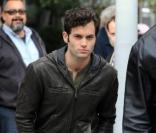 Penn Badgley sur le tournage de Gossip Girl à New York, le 18 octobre 2010