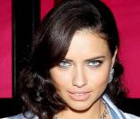 La vidéo d'Adriana Lima qui nous présente son soutien-gorge à 2 millions de dollars.