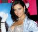 La sublime Adriana Lima présente son soutien-gorge à 2 millions de dollars à la boutique Victoria's Secret du quartier de SoHo à New York, le 20 octobre 2010.