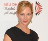 Uma Thurman resplendissante, lors de la cérémonie de clôture du Festival International du Film d\'Abu Dhabi, aux Emirats Arabes Unis, le 22 octobre 2010.