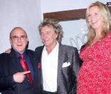 Rod Stewart et sa femme Penny Lancaster, ainsi que Clive Davis à la soirée de lancement du nouvel album du rockeur au Madeo, dans West Hollywood, le 22 octobre 2010 