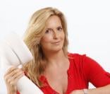 Penny Lancaster, enceinte, présente la ligne de téléphone Tommy's PregnancyLine, à Londres, le 24 octobre 2010