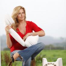 Penny Lancaster, enceinte, présente la ligne de téléphone Tommy's PregnancyLine, à Londres, le 24 octobre 2010