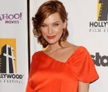 La belle Milla Jovovich, à l'occasion du 14e Hollywood Awards Gala, qui s'est tenu au Beverly Hilton de Beverly Hills, à Los Angeles, le 25 octobre 2010.