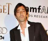 Adrien Brody lors du gala de l'amfAR's au Chateau Marmont dont les bénéfices sont reversés à la fondation qui oeuvre pour la recherche contre le sida le 27 octobre 2010 à Los Angeles 