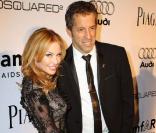 Kylie Minogue et Kenneth Cole lors du gala de l'amfAR's au Chateau Marmont dont les bénéfices sont reversés à la fondation qui oeuvre pour la recherche contre le sida le 27 octobre 2010 à Los Angeles 