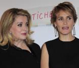 Catherine Deneuve et Judith Godrèche, à l'occasion de l'avant-première de  Potiche , au Gaumont Opéra, à Paris, le 2 novembre 2010.