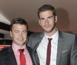 Liam Hemsworth et son frère Luke lors de la Emirates Melbourne Cup durant le Melbourne Cup Carnival en Australie le 2 novembre 2010
