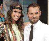 Louise Roe et Daniel Macpherson lors de la Emirates Melbourne Cup durant le Melbourne Cup Carnival en Australie le 2 novembre 2010