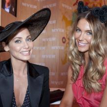 Natalie Imbruglia et Jennifer Hawkins lors de la Emirates Melbourne Cup durant le Melbourne Cup Carnival en Australie le 2 novembre 2010