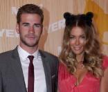 Liam Hemsworth et Jennifer Hawkins lors de la Emirates Melbourne Cup durant le Melbourne Cup Carnival en Australie le 2 novembre 2010