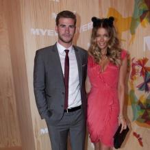 Liam Hemsworth et Jennifer Hawkins lors de la Emirates Melbourne Cup durant le Melbourne Cup Carnival en Australie le 2 novembre 2010