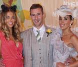 Jennifer Hawkins, Kris Smith et Rebecca Twigley lors de la Emirates Melbourne Cup durant le Melbourne Cup Carnival en Australie le 2 novembre 2010