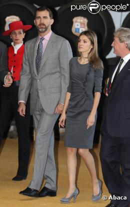 Letizia d'Espagne et son époux Felipe ont visité une célèbre cave à vin à Jaen en Espagne le 3 novembre 2010.