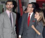 Letizia d'Espagne et son époux Felipe ont visité une célèbre cave à vin à Jaen en Espagne le 3 novembre 2010.