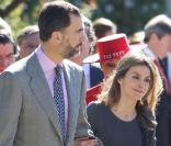 Letizia d'Espagne et son époux Felipe ont visité une célèbre cave à vin à Jaen en Espagne le 3 novembre 2010.