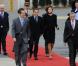 Carla Bruni et Nicolas Sarkozy accueillent le président Hu Jintao et sa femme à Orly le 4 novembre 2010