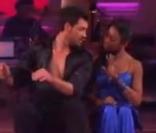 Brandy et Maksim Chermkovskiy s'offrent un Cha Cha dans Dancing with the stars