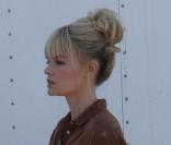 Kate Bosworth porte un chignon  haut structuré vu au défilé Yves-Saint-Laurent le Mardi 09 novembre 2010. Une coiffure tendance à adopter cet hiver.