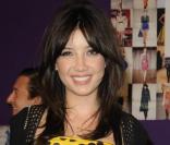 À la soirée CFDA fashion awards, Daisy Lowe ose la robe jaune à pois.