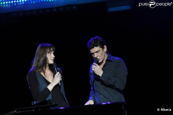 Carla Bruni et Marc Lavoine chantant La Noyée lors de la cérémonie de remise du Prix Constantin à L'Olympia le 12 novembre 2010