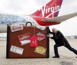 Richard Branson a perdu son pari : il sera hôtesse de l'air sur la compagnie AirAsia de Tony Fernandes !