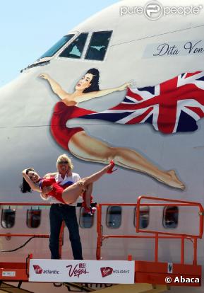 Richard Branson a perdu son pari : il sera hôtesse de l'air sur la compagnie AirAsia de Tony Fernandes !