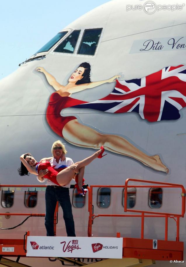 Richard Branson a perdu son pari : il sera hôtesse de l'air sur la compagnie AirAsia de Tony Fernandes !