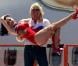 Richard Branson enfile son uniforme rouge d'hôtesse de l'air !