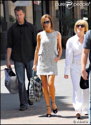 Victoria Beckham et la famille Adams font du lèche-vitrines
