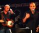 Nikos Aliagas et le groupe Bazooka Mandarine sur la scène du Petit journal montparnasse, à Paris, le 16 novembre 2010