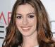 Anne Hathaway, en tenue d'Eve, fait des choses pas très catholiques...