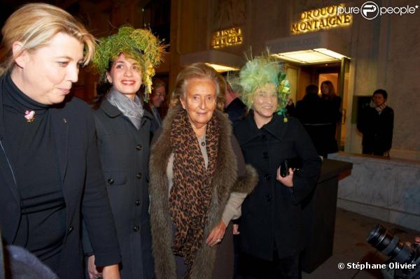  Bernadette Chirac lors de la 20ème édition des Vendanges de l'Avenue Montaigne ainsi que la Sainte-Catherine à la Maison Blanche, avenue Montaigne le 24 novembre 2010 