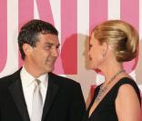 Après 14 ans de mariage, l'acteur Antonio Banderas  regarde toujours aussi amoureusement son épouse Mélanie Griffith. Appelons le Zorro!!! 