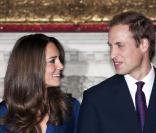 C'est la très jolie Kate Middleton que le prince William a choisi pour épousailles. Amoureux depuis 2001, Le prince s'incline devant sa future Altesse royale. 