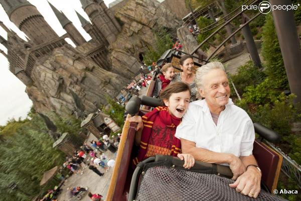 Michael Douglas, sa femme Catherine Zeta-Jones et leurs deux enfants (Dylan et Carys), lors de leur visite du parc d'attractions dédié à l'univers d' Harry Potter , à Orlando, le 27 novembre 2010.