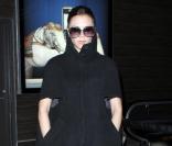 Victoria Bekcham devant l'aéroport de Los Angeles toujours aussi lookée avec son manteau Giambattista Valli. Le 5/12/10 