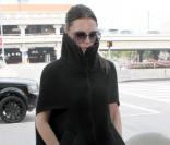 Victoria Bekcham devant l'aéroport de Los Angeles toujours aussi lookée avec son manteau Giambattista Valli. Le 5/12/10 